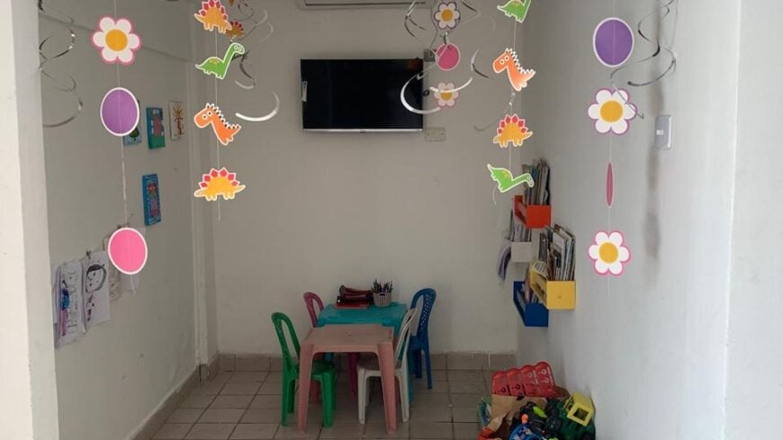 imagem de uma sala de conselho tutelar, com brinquedos de crianca