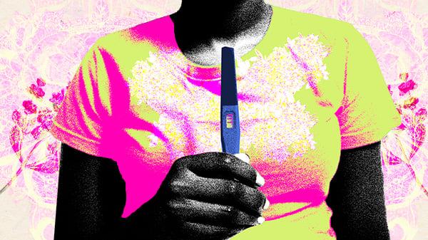 Colagem digital mostra o tronco de uma mulher negra que está segurando um teste gravidez. Ao seu lado flores de diferentes tipos, mas sempre em tons rosados