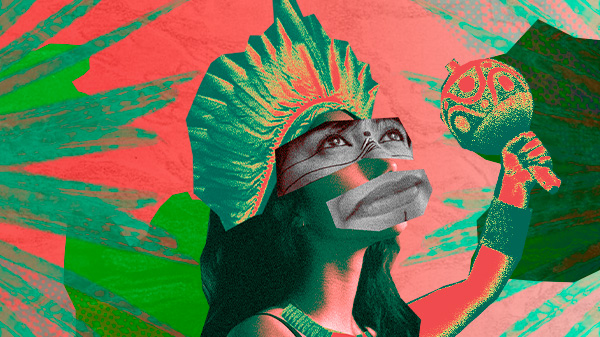 Colagem digital mostra uma mulher indígena usando cocar e colar e com um maracá erguido na mão, ela olha para cima como quem enfrenta os desafios e acredita num futuro melhor. Ao seu redor plantas verdes.