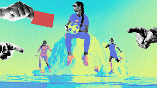colagem digital mostra uma mulher ao centro, sentada sobre um iceberg, nas laterais, duas outras mulheres tocam bola, uma mão mostrando cartão vermelho sinaliza para a necessidade de parar com a misoginia no futebol