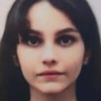 Sofia Schurig é uma mulher branca de cabelos castanhos escuros