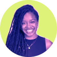 Anne Meire é uma mulher negra com cabelos longos e trançados
