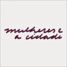 Logotipo de fundo claro tem escrito "mulheres e a cidade" na cor marrom