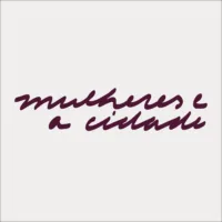 Logotipo de fundo claro tem escrito "mulheres e a cidade" na cor marrom
