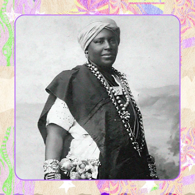 Retrato em preto e branco de Dona Fulô, mulher negra com turbante e colares grandes. Ela posa com expressão serena e veste traje volumoso.