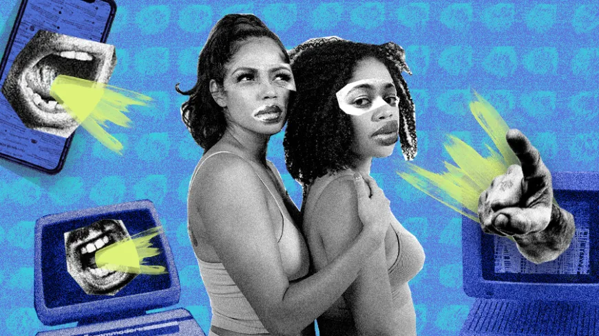 Colagem artística com duas mulheres negras abraçadas, olhando em direções opostas, sobre fundo azul estampado. Ao redor, há imagens de bocas abertas saindo de telas de celular e computador, com setas verdes sugerindo gritos ou ataques, além de uma mão apontando para elas. A estética remete a críticas sobre violência ou pressão social no ambiente digital
