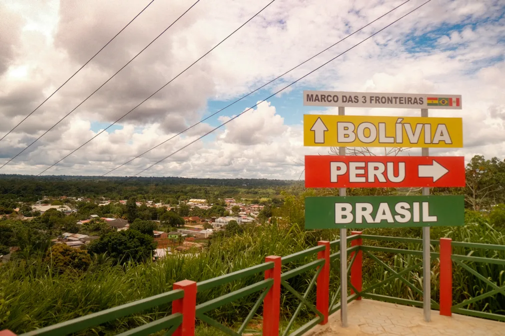placa mostra o marco das fronteiras entre peru, brasil e bolivia