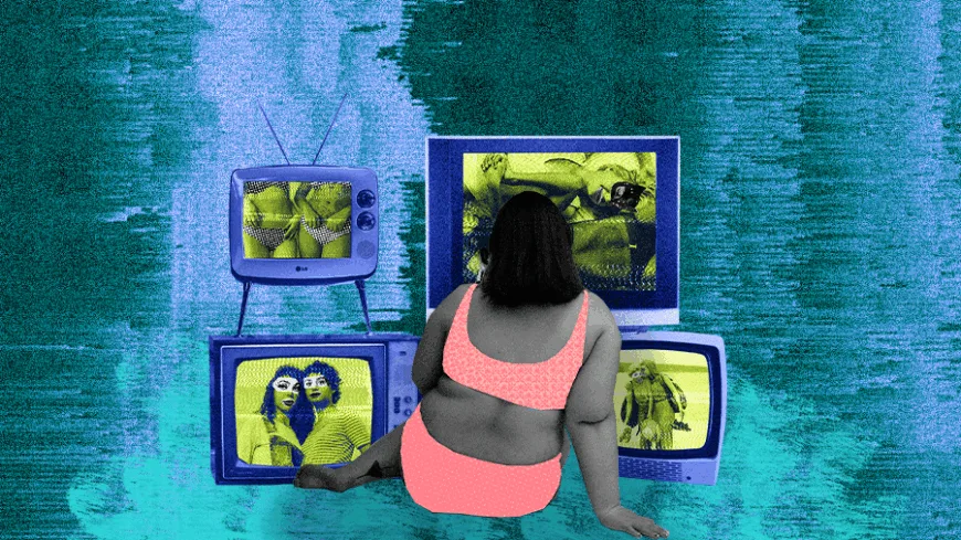 Pessoa gorda de biquíni rosa, sentada de costas, olha para quatro televisores antigos que exibem corpos magros e cenas sensuais.