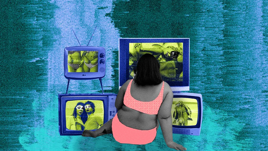 Pessoa gorda de biquíni rosa, sentada de costas, olha para quatro televisores antigos que exibem corpos magros e cenas sensuais.