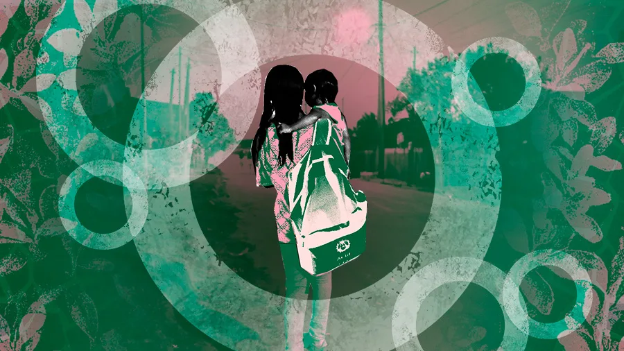 Imagem que ilustra uma mãe jovem carregando seu filho nas costas. O cenário é uma rua, com o foco em sua silhueta em meio a uma composição gráfica de círculos e folhas. A imagem reflete a realidade de meninas mães, como relatado na matéria, onde muitas estudantes enfrentam a maternidade precoce, recebendo apoio dos colegas em situações de gravidez, mas sem o devido suporte educacional e institucional para lidar com as consequências da violência sexual e da falta de informações adequadas sobre seus direitos.