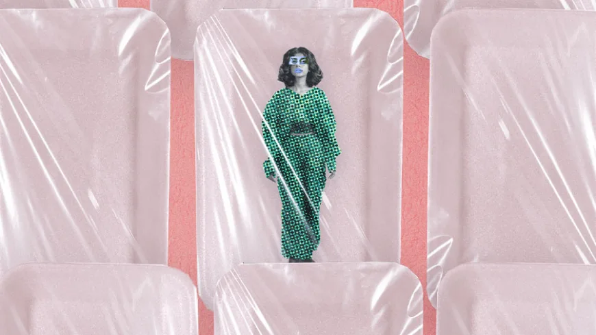 Colagem digital de mulher em vestido verde estampado está dentro de bandeja plástica transparente, cercada por bandejas vazias, sobre fundo rosa.