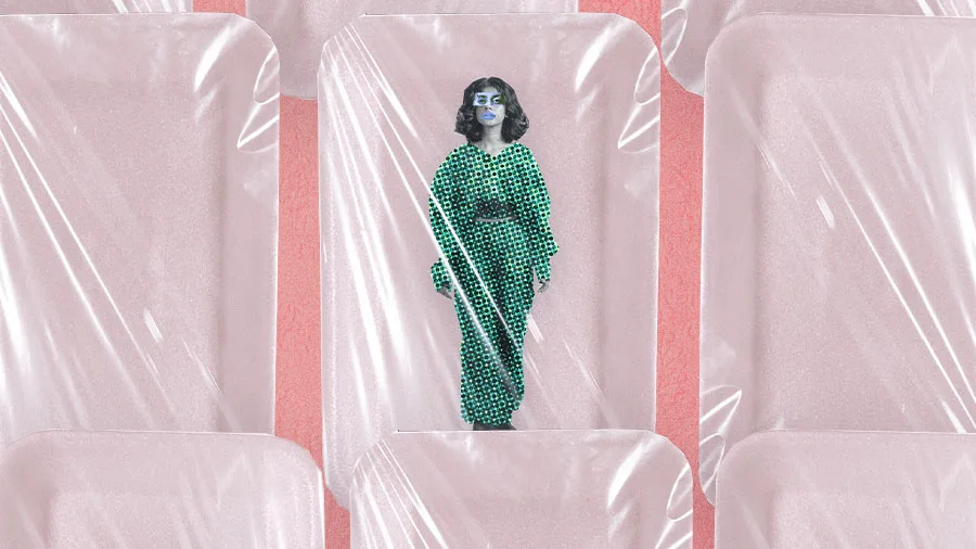 Colagem digital de mulher em vestido verde estampado está dentro de bandeja plástica transparente, cercada por bandejas vazias, sobre fundo rosa.