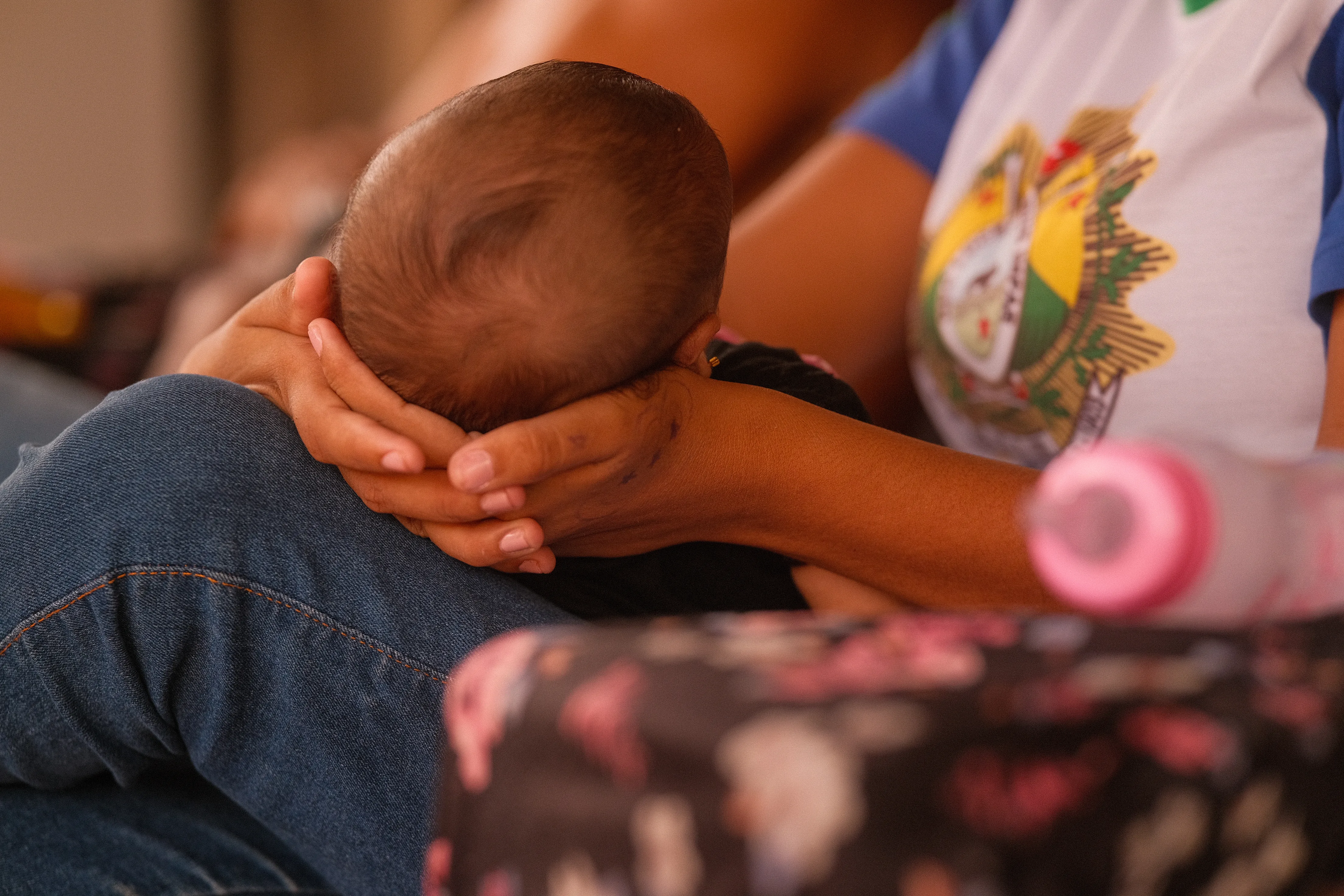 Com o filho na escola: o impacto da maternidade na vida das meninas