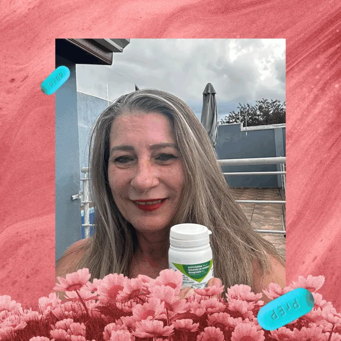A imagem mostra uma mulher sorridente de cabelos longos, usando batom vermelho e segurando um frasco de medicamento branco. Ela está em um ambiente externo, com muro azul e um céu nublado ao fundo. A foto é emoldurada por um fundo cor-de-rosa com flores na parte inferior e comprimidos azuis com a inscrição “PrEP” nos cantos.