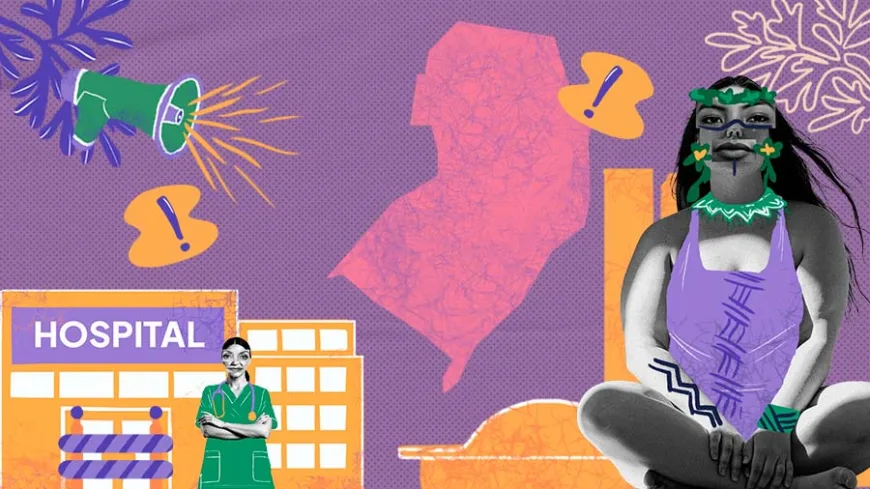 Ilustração com fundo roxo mostrando à direita uma mulher indígena sentada, com pinturas corporais e vestido lilás. À esquerda, hospital laranja com médica de jaleco verde à frente. Acima, megafone e pontos de exclamação próximos ao mapa vermelho do Paraná.