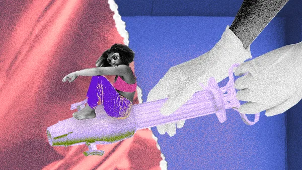 A imagem mostra uma colagem artística: à direita, mãos com luvas seguram um objeto médico em tons lilás; à esquerda, uma mulher em calça roxa e top rosa aparece sentada sobre o objeto, como se estivesse montando nele. O fundo é dividido em duas partes, uma azul e outra vermelha, separadas por uma borda irregular branca.