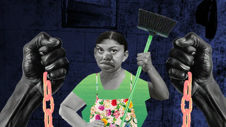 Mulher com avental florido segura uma vassoura. Ao redor, mãos negras erguem correntes. Fundo escuro e sombrio.