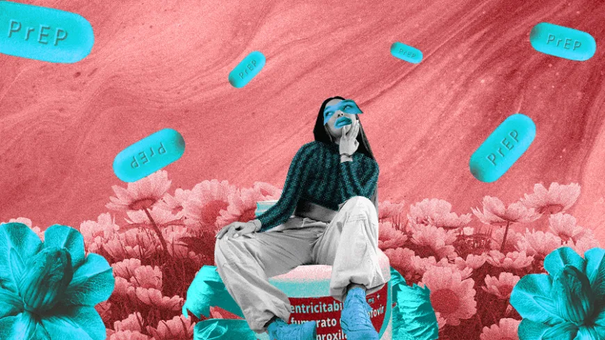 A imagem mostra uma colagem artística: uma pessoa sentada de forma descontraída sobre um frasco de medicamento estilizado, cercada por flores cor-de-rosa. No fundo, comprimidos azuis com a palavra “PrEP” flutuam em contraste com o fundo avermelhado.