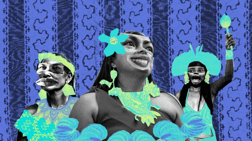 Colagem em tons de azul e verde com três mulheres indígenas em destaque. À esquerda, uma mulher sorri usando brincos grandes e faixa na cabeça. Ao centro, outra mulher sorri olhando para cima, adornada com colar, brincos e flores estilizadas. À direita, uma terceira mulher ergue um maracá, usando cocar e brincos. O fundo é formado por padrões gráficos azuis