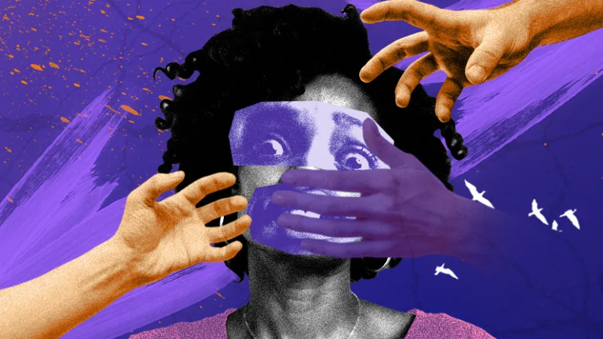 Colagem digital mostra uma mulher negra com expressão de dor e angústia. O foco está em seu rosto, que é cercado por diversas mãos roxas que o pressionam, o tampam e o sufocam. Uma das mãos cobre sua boca, simbolizando o silenciamento. As demais apontam ou tocam a face, reforçando a violência direcionada a essa região.