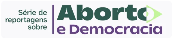 Selo da série de reportagens 'Aborto e Democracia', com textos em verde e roxo e um triângulo em verde-claro em forma de play.