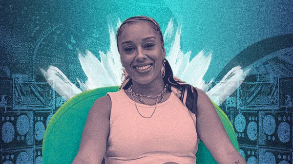 Na imagem, Renata está sentada em uma cadeira verde, posicionada ao centro e sorrindo. Usa regata clara e colares, com tranças presas e brincos, transmitindo confiança e leveza.