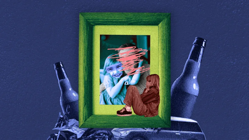 Ilustração com fundo azul-escuro: quadro de moldura verde mostra foto de uma criança sorrindo e, ao lado, um adulto com o rosto rabiscado em rosa. Em primeiro plano, pessoa de moletom sentada; nas laterais, garrafas; na base, carro e moto amassados.