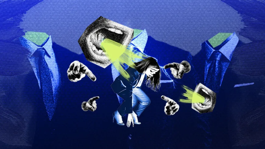 Colagem digital em tons de azul e verde neon mostra uma mulher de terno azul curvada, cercada por mãos que apontam e bocas abertas que emitem feixes de luz verde. Ao fundo, figuras masculinas sem rosto em ternos reforçam a sensação de pressão e julgamento.