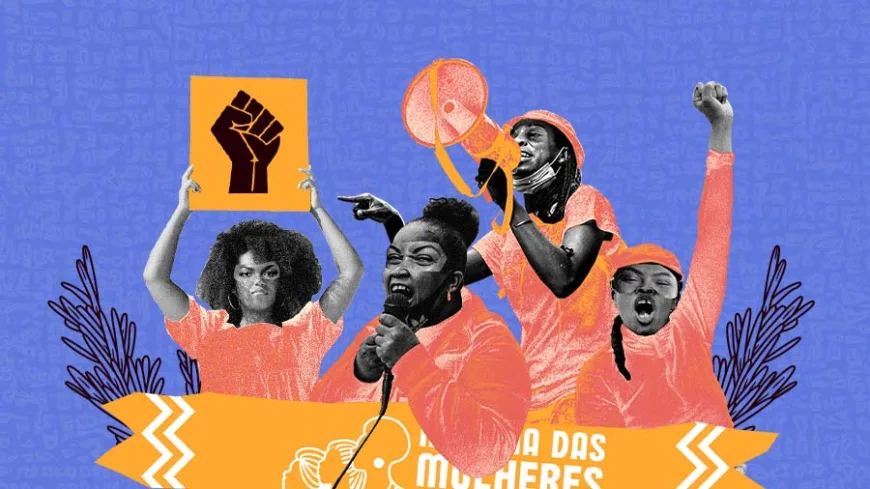 Colagem digital colorida mostra quatro mulheres negras em posição de protesto sobre fundo azul com textura de padrões gráficos. Uma delas segura um cartaz amarelo com o símbolo de um punho erguido em preto; outra fala ao microfone; uma terceira grita ao megafone; e a quarta levanta o braço com o punho fechado. Todas vestem roupas em tons de laranja e vermelho, com detalhes em preto e branco. Na base da imagem há faixas e folhas estilizadas em amarelo e preto.