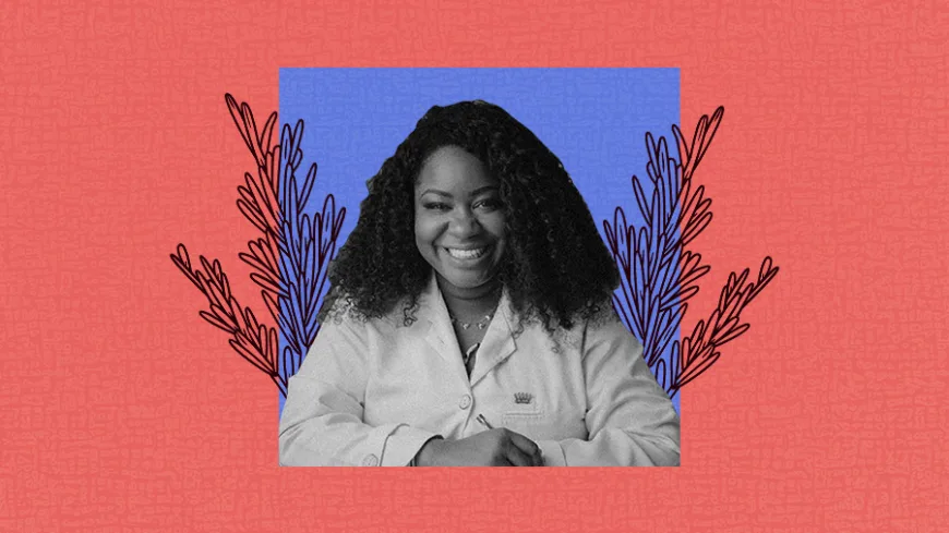 Colagem digital com a imagem da ginecologista Larissa Cassiano no centro. Ela é uma mulher negra sorridente em retrato P&B, de jaleco branco, cabelos cacheados soltos. Ela apoia os braços sobre a mesa. Ao fundo, um retângulo roxo centralizado com ilustrações de ramos em traço preto dos dois lados; tudo sobre um fundo rosa texturizado sem texto.