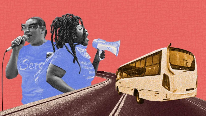Colagem com fundo vermelho texturizado. À esquerda, mulher negra segura microfone e celular, usando camiseta azul; ao centro, outra mulher negra, também de azul, grita em um megafone. À direita, um ônibus branco em perspectiva percorre uma estrada curva de asfalto escuro com faixas brancas. A cena sugere mobilização rumo a uma viagem/coletiva.