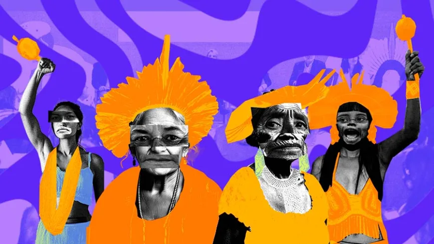 Montagem digital com quatro mulheres indígenas em primeiro plano, sobre um fundo roxo e lilás com formas orgânicas. Elas usam cocares e adereços na cor laranja intensa, algumas com pintura facial preta e branca. Duas delas levantam o braço segurando maracás