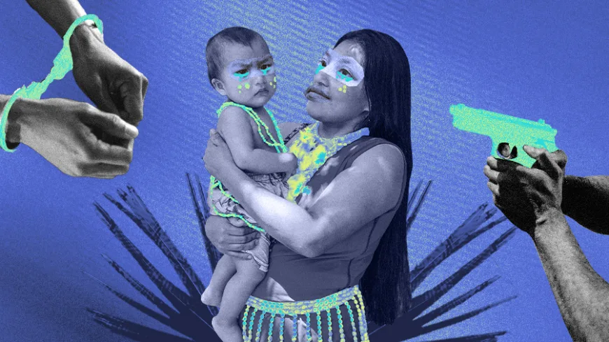 Colagem em tons de azul. Ao centro, uma mulher indígena segura um bebê no colo; ambos têm pinturas faciais estilizadas em verde e branco. A roupa da mulher lembra vestimenta tradicional com contas. À esquerda, mãos de uma pessoa são imobilizadas por uma braçadeira plástica fluorescente. À direita, mãos apontam uma arma em verde neon. Ao fundo, formas gráficas que lembram folhas/lanças irradiam do centro. A imagem sugere violência e ameaça contra mãe e criança indígenas.