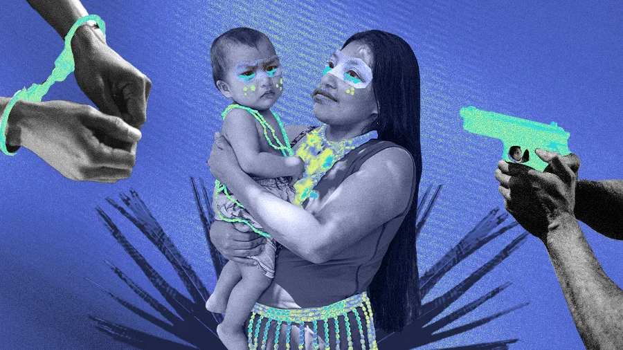 Colagem em tons de azul. Ao centro, uma mulher indígena segura um bebê no colo; ambos têm pinturas faciais estilizadas em verde e branco. A roupa da mulher lembra vestimenta tradicional com contas. À esquerda, mãos de uma pessoa são imobilizadas por uma braçadeira plástica fluorescente. À direita, mãos apontam uma arma em verde neon. Ao fundo, formas gráficas que lembram folhas/lanças irradiam do centro. A imagem sugere violência e ameaça contra mãe e criança indígenas.