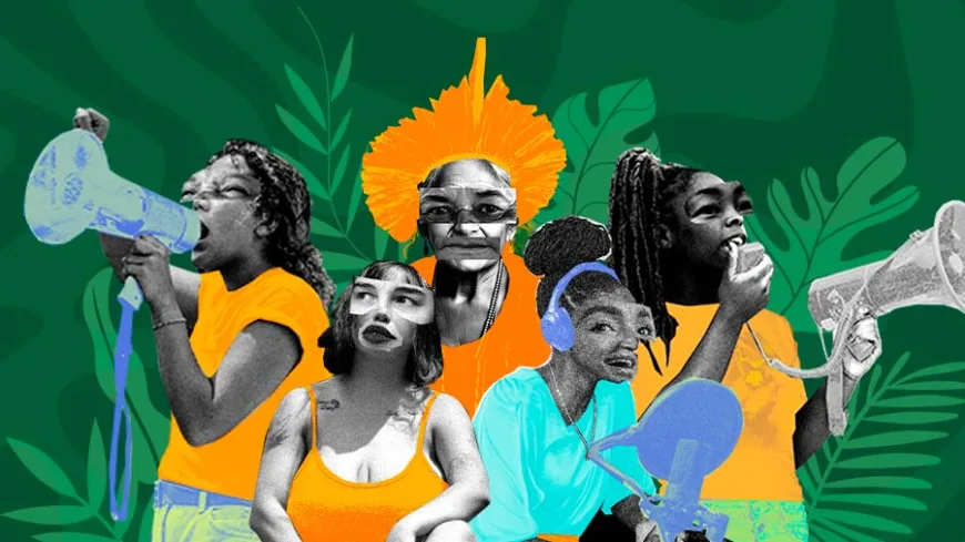 Colagem digital com cinco mulheres em primeiro plano sobre fundo verde com desenhos de folhas. Três delas seguram megafones azuis, uma usa fones de ouvido e outra, ao centro, tem um cocar amarelo estilizado. As roupas predominam nas cores laranja e azul-claro, e o estilo da imagem combina tons vibrantes com efeitos em preto e branco nos rostos.