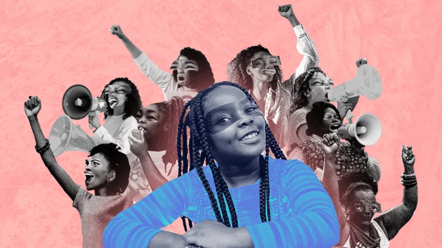 Menina negra ao centro, sorrindo levemente, com tranças longas e blusa azul com listras finas; braços cruzados sobre o peito, postura confiante. Atrás dela, em colagem P&B, várias mulheres negras erguem os punhos e falam em megafones, formando um semicírculo que a envolve. Fundo rosa texturizado, sem elementos escritos. A composição destaca liderança e potência coletiva: a menina em cor viva à frente e as mulheres em preto-e-branco ao fundo sugerem continuidade entre infância, luta e futuro.