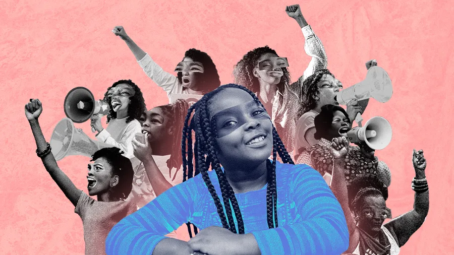 Menina negra ao centro, sorrindo levemente, com tranças longas e blusa azul com listras finas; braços cruzados sobre o peito, postura confiante. Atrás dela, em colagem P&B, várias mulheres negras erguem os punhos e falam em megafones, formando um semicírculo que a envolve. Fundo rosa texturizado, sem elementos escritos. A composição destaca liderança e potência coletiva: a menina em cor viva à frente e as mulheres em preto-e-branco ao fundo sugerem continuidade entre infância, luta e futuro.
