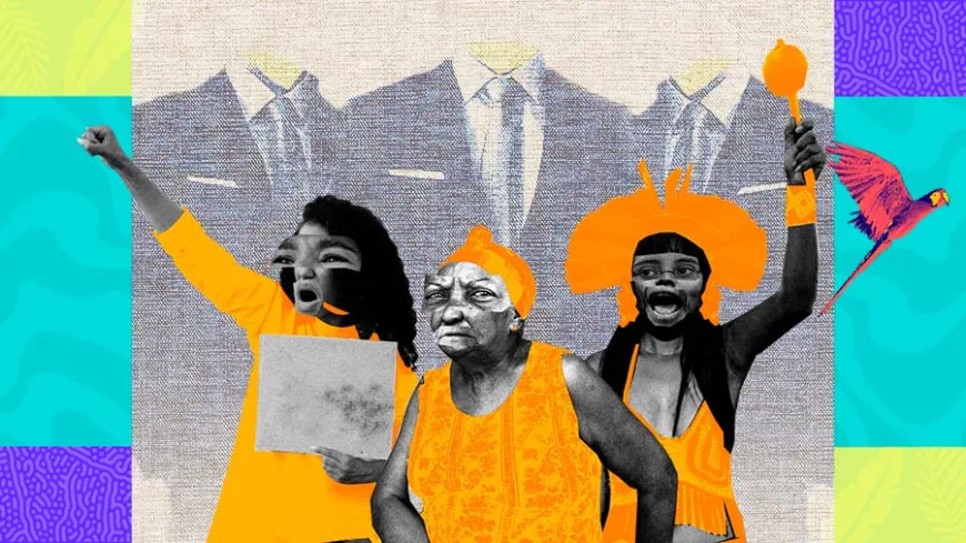 Colagem colorida com três mulheres em destaque, apresentadas em preto e branco com roupas e acessórios em laranja vibrante. A figura da esquerda ergue o punho e segura um cartaz em branco; ao centro, uma mulher mais velha veste uma blusa estampada; à direita, uma mulher com cocar laranja levanta um bastão, enquanto um pássaro vermelho e azul aparece ao lado. Ao fundo, há silhuetas de figuras de terno em tons de cinza e laterais com blocos de cores turquesa, amarelo e roxo em padrões orgânicos.