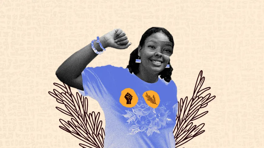 Colagem digital com uma jovem negra sorridente, com o braço direito erguido em gesto de força. Ela usa brincos retangulares e pulseiras claras no pulso levantado. A camisa azul exibe estampa floral em branco e dois símbolos circulares amarelos: um punho cerrado e uma folha. Atrás da figura, há ilustrações de galhos escuros e um fundo bege com padrões gráficos discretos.