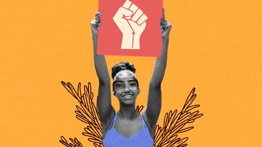 Colagem digital mostrando uma jovem negra sorridente, de vestido azul, com ambos os braços erguidos segurando um cartaz vermelho que exibe um ícone de punho cerrado em cor clara. O fundo é laranja com padrões sutis e abstratos. Atrás da figura aparecem ilustrações de galhos escuros em estilo desenhado, enquadrando sua silhueta.