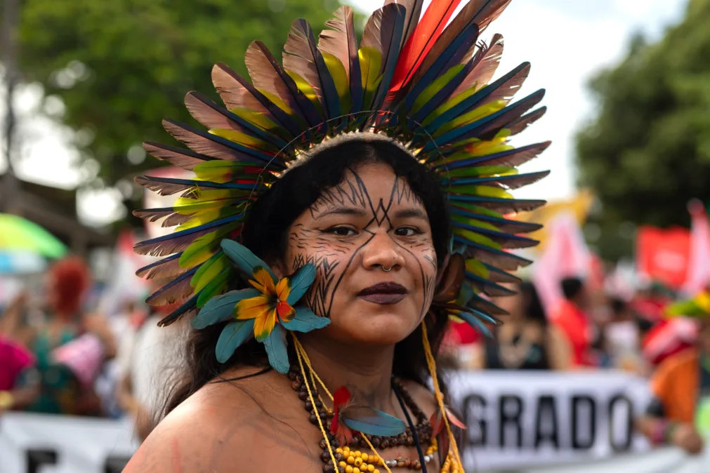 Mulher indígena durante protesto na Marcha Global por Justiça Climática, em Belém (PA).