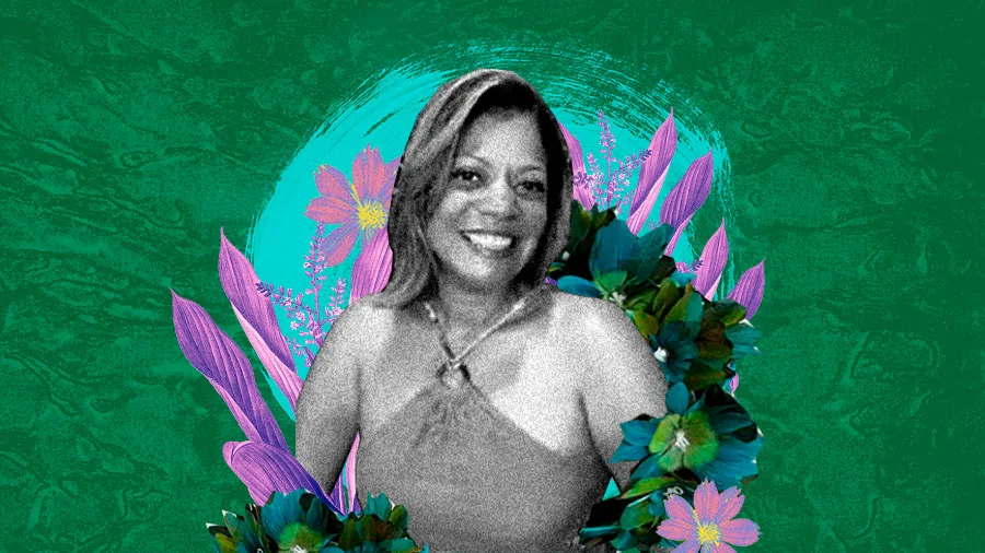 Montagem digital com o retrato Paloma, mulher que morreu sem atendimento médico adequado, sorridente em preto e branco, posicionada ao centro. Ela usa um vestido sem alças de cor clara e tem cabelos lisos na altura dos ombros. Ao redor, há uma composição de flores e folhas em tons de roxo, rosa e verde, formando uma moldura orgânica. O fundo é verde texturizado, com um círculo turquesa e elementos florais adicionais em rosa atrás da figura.