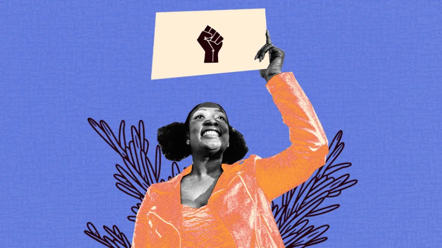 Colagem digital mostrando uma mulher negra sorrindo, usando casaco laranja texturizado. Ela levanta acima da cabeça um cartaz bege que contém o ícone de um punho fechado em marrom escuro. Ao fundo, há ilustrações lineares de folhas em preto, sobre um fundo azul com textura sutil.