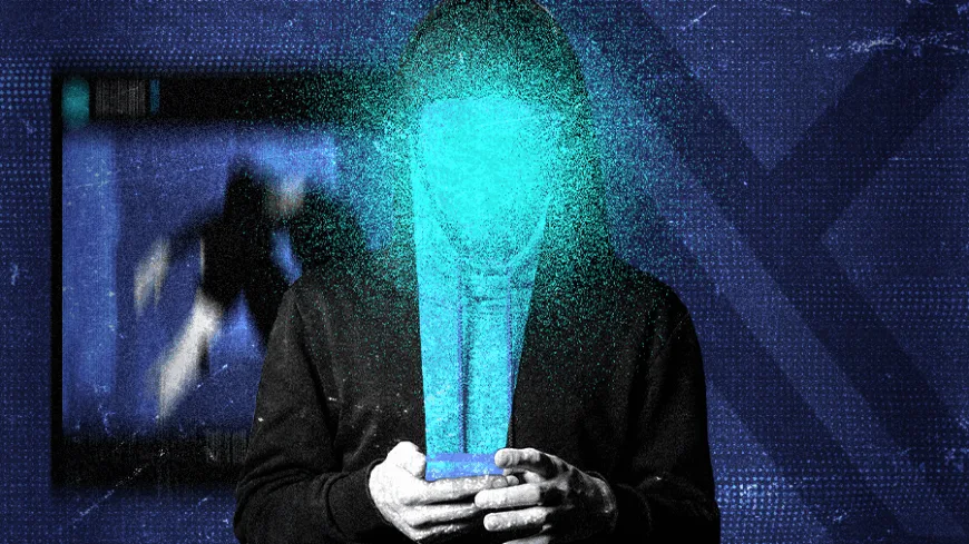 Colagem em tons de azul. Pessoa de moletom com capuz olha para um celular; do aparelho sai um feixe luminoso ciano que se dissolve no rosto, apagando sua identidade. Ao fundo, forma de “X” e uma tela desfocada com silhueta em movimento, sugerindo rede social/vídeo.