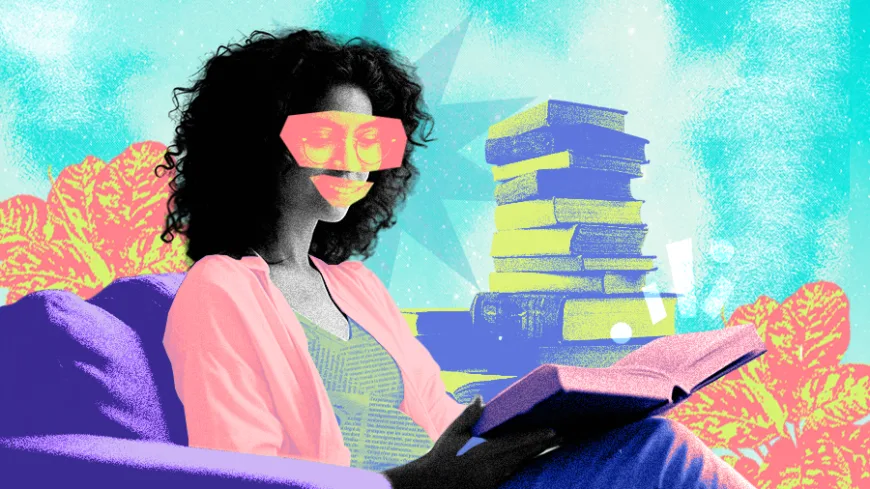 Ilustração em colagem: mulher de cabelos cacheados, usando óculos geométricos rosa, sentada em um sofá roxo e lendo um livro aberto. Ao fundo, uma pilha de livros em azul e amarelo sobre um móvel e folhas em tons de rosa; céu em degradê azul-turquesa com textura.