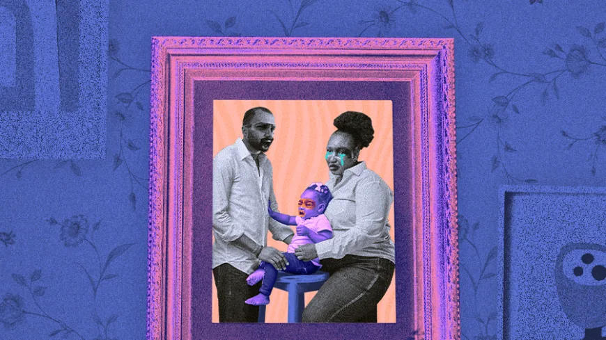 Ilustração em colagem, em tons de azul e roxo, mostra um retrato de família emoldurado: um homem negro em pé à esquerda e uma mulher negra sentada à direita seguram uma bebê no centro, todos com expressão séria. Dos olhos dos adultos escorrem manchas azul-claro, como lágrimas, sobre um fundo de parede estampada e outros quadros, sugerindo o sofrimento oculto em um lar marcado pela violência.