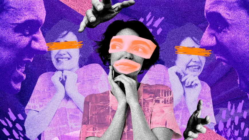 Ilustração em colagem, em tons de roxo e rosa, mostra uma mulher ao centro com expressão tensa, o rosto fragmentado por faixas cor-de-rosa sobre os olhos e a boca. Ao fundo, aparecem duas versões dela sorrindo, com os olhos cobertos por riscos laranja, enquanto, nas laterais, dois homens gritam agressivamente em sua direção. A imagem simboliza a violência psicológica e a naturalização da agressão contra mulheres nas relações afetivas.