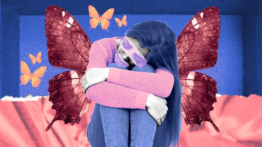 Colagem em tons de azul e rosa: uma jovem sentada abraça os próprios joelhos, cabeça inclinada e olhos cobertos por uma faixa violeta. Grandes asas de borboleta vermelhas surgem em suas costas, enquanto pequenas borboletas alaranjadas flutuam ao redor. O fundo lembra um quarto desfocado, com faixa azul no topo e área rosada na base.