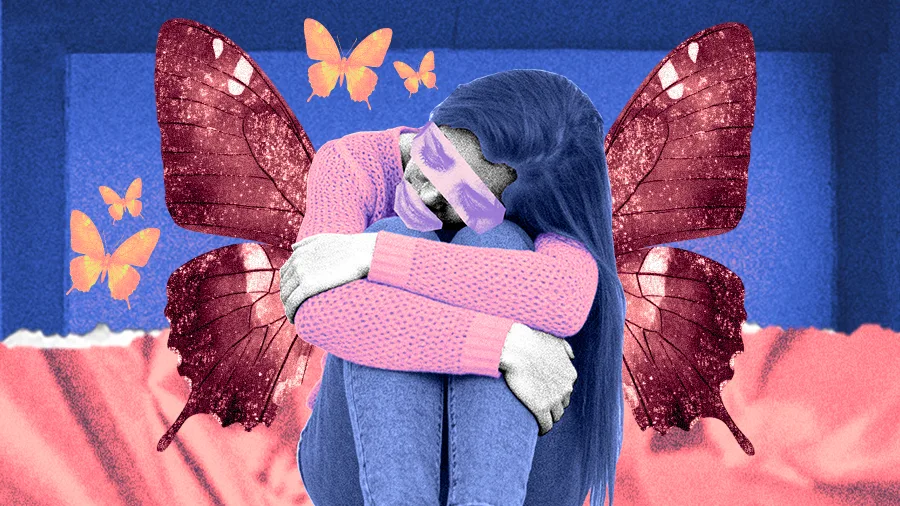 Colagem em tons de azul e rosa: uma jovem sentada abraça os próprios joelhos, cabeça inclinada e olhos cobertos por uma faixa violeta. Grandes asas de borboleta vermelhas surgem em suas costas, enquanto pequenas borboletas alaranjadas flutuam ao redor. O fundo lembra um quarto desfocado, com faixa azul no topo e área rosada na base.