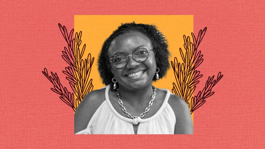 Retrato de uma mulher negra sorrindo, de óculos redondos, cabelo crespo curto, brincos e colar de corrente. Ela usa blusa sem mangas branca. A foto em preto e branco está centralizada sobre um quadrado amarelo com ilustrações vegetais em traço preto, tudo em fundo coral texturizado.